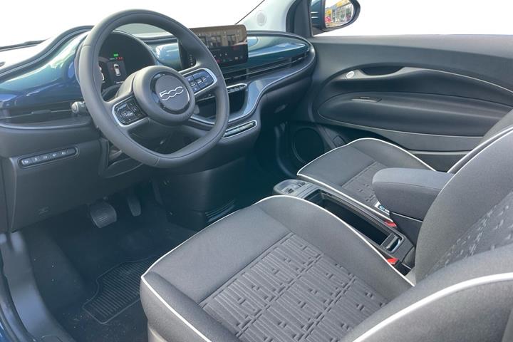 Grøn Fiat 500e fra 2023