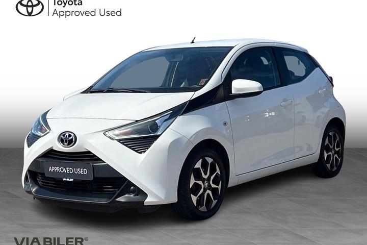 Hvid Toyota Aygo fra 2019 set udefra
