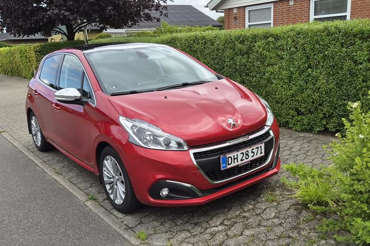 Rød Peugeot 208 fra 2020