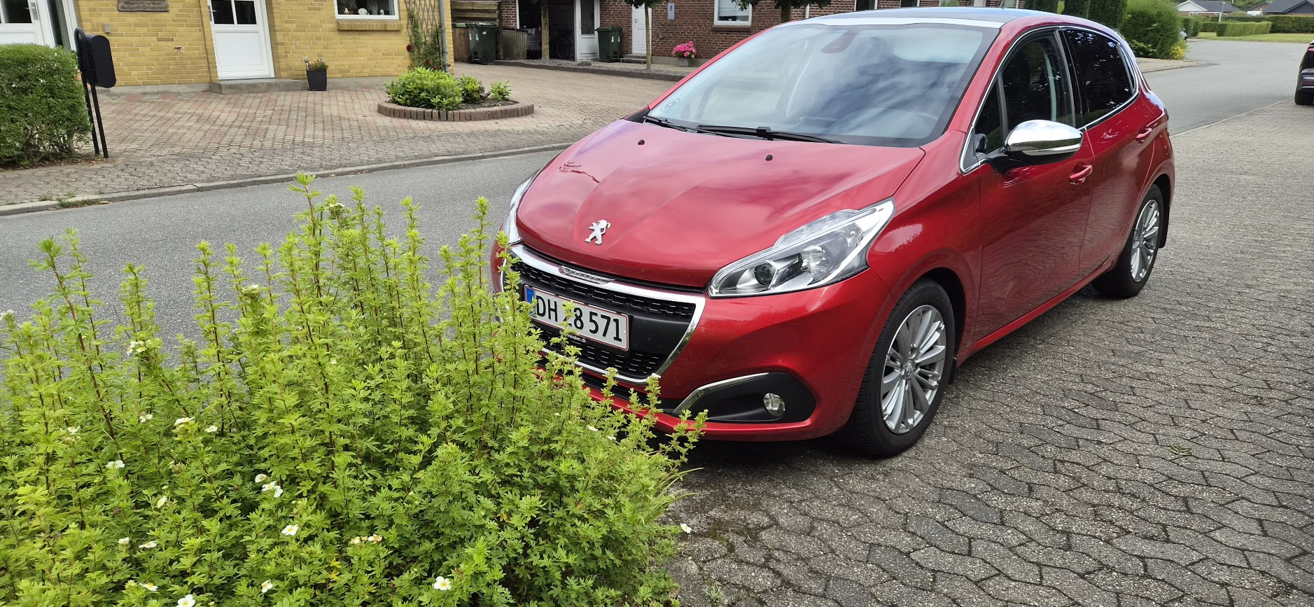 Rød Peugeot 208 fra 2020