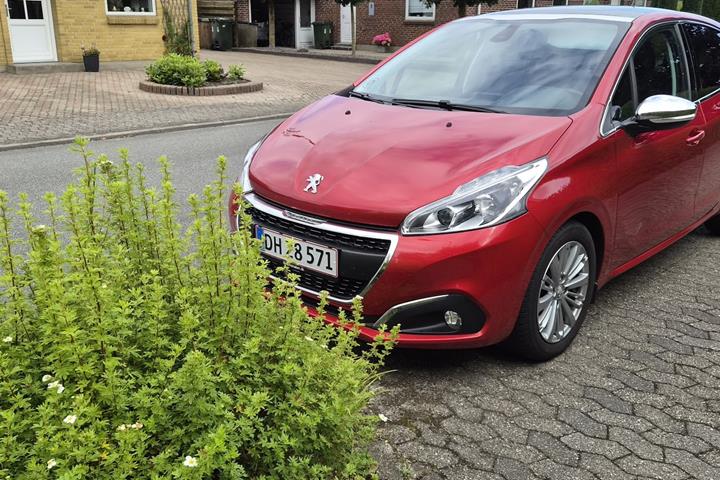 Rød Peugeot 208 fra 2020