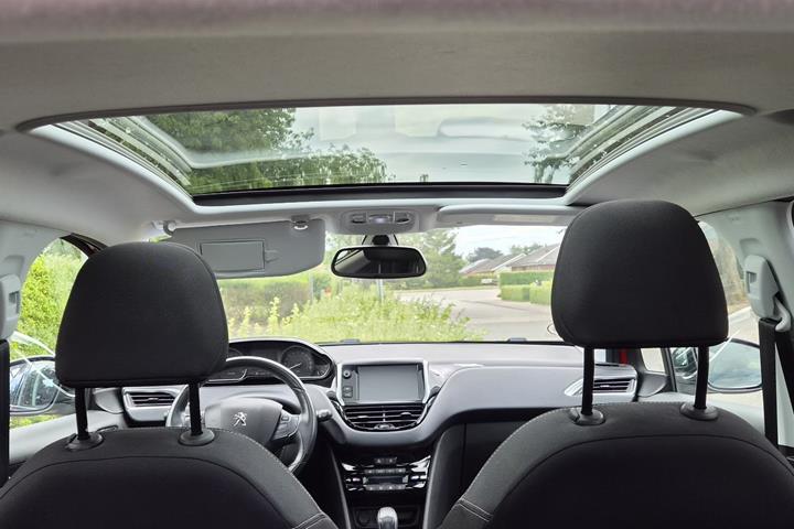 Rød Peugeot 208 fra 2020