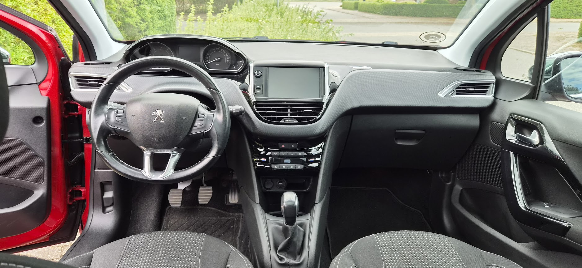 Rød Peugeot 208 fra 2020
