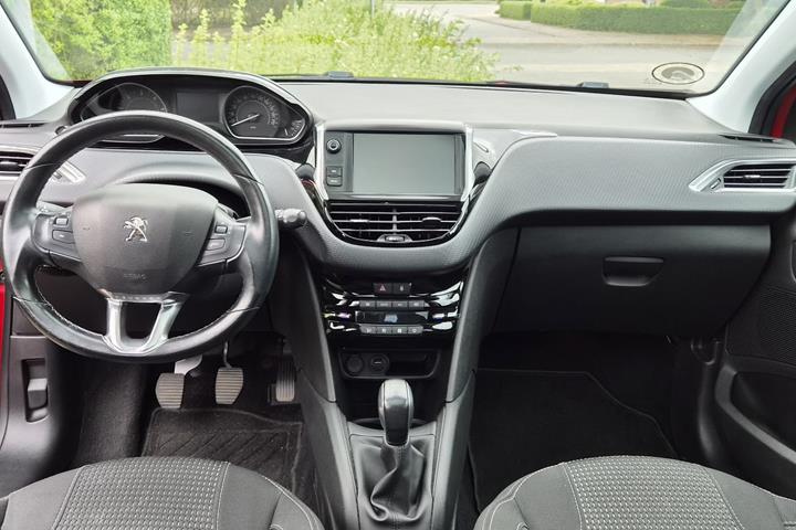 Rød Peugeot 208 fra 2020