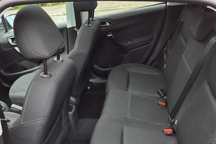 Rød Peugeot 208 fra 2020