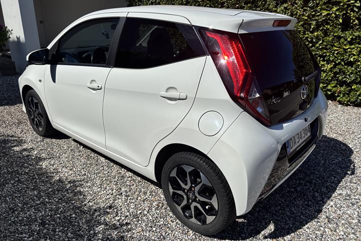 Hvid Toyota Aygo fra 2021