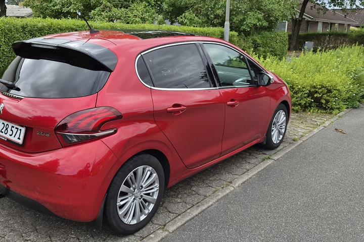 Rød Peugeot 208 fra 2020