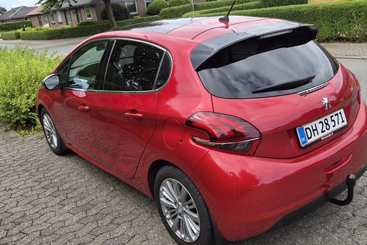 Rød Peugeot 208 fra 2020