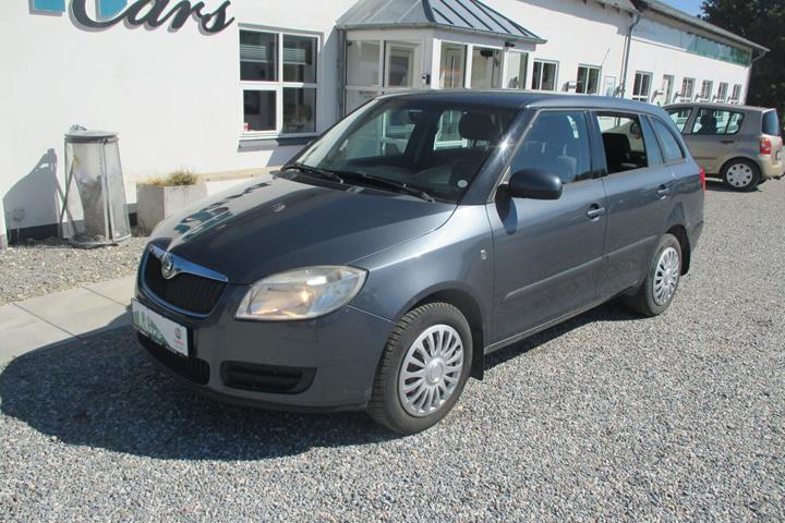 Grå Skoda Fabia fra 2010 set udefra