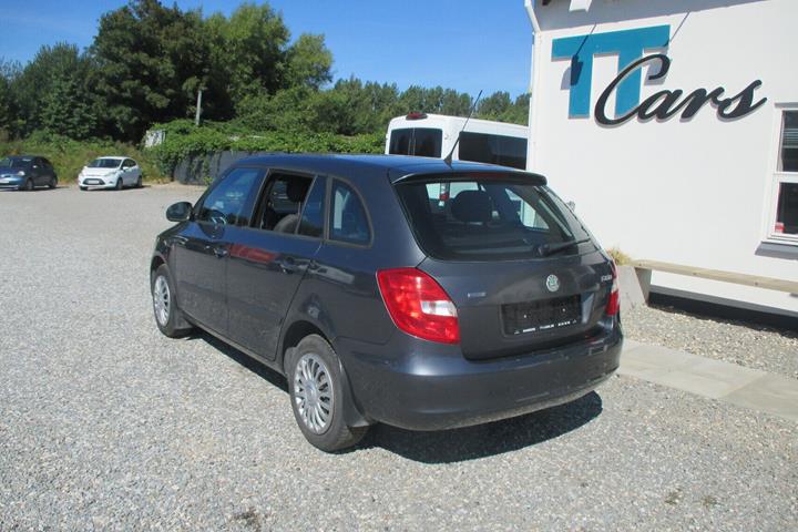 Grå Skoda Fabia fra 2010