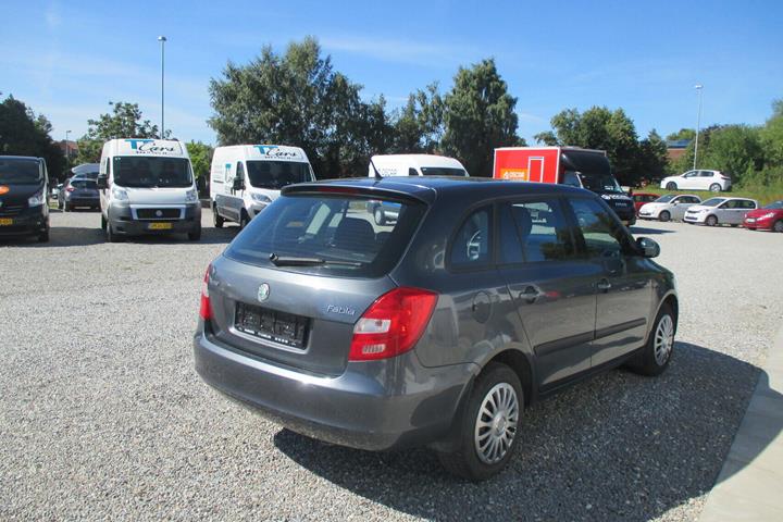 Grå Skoda Fabia fra 2010