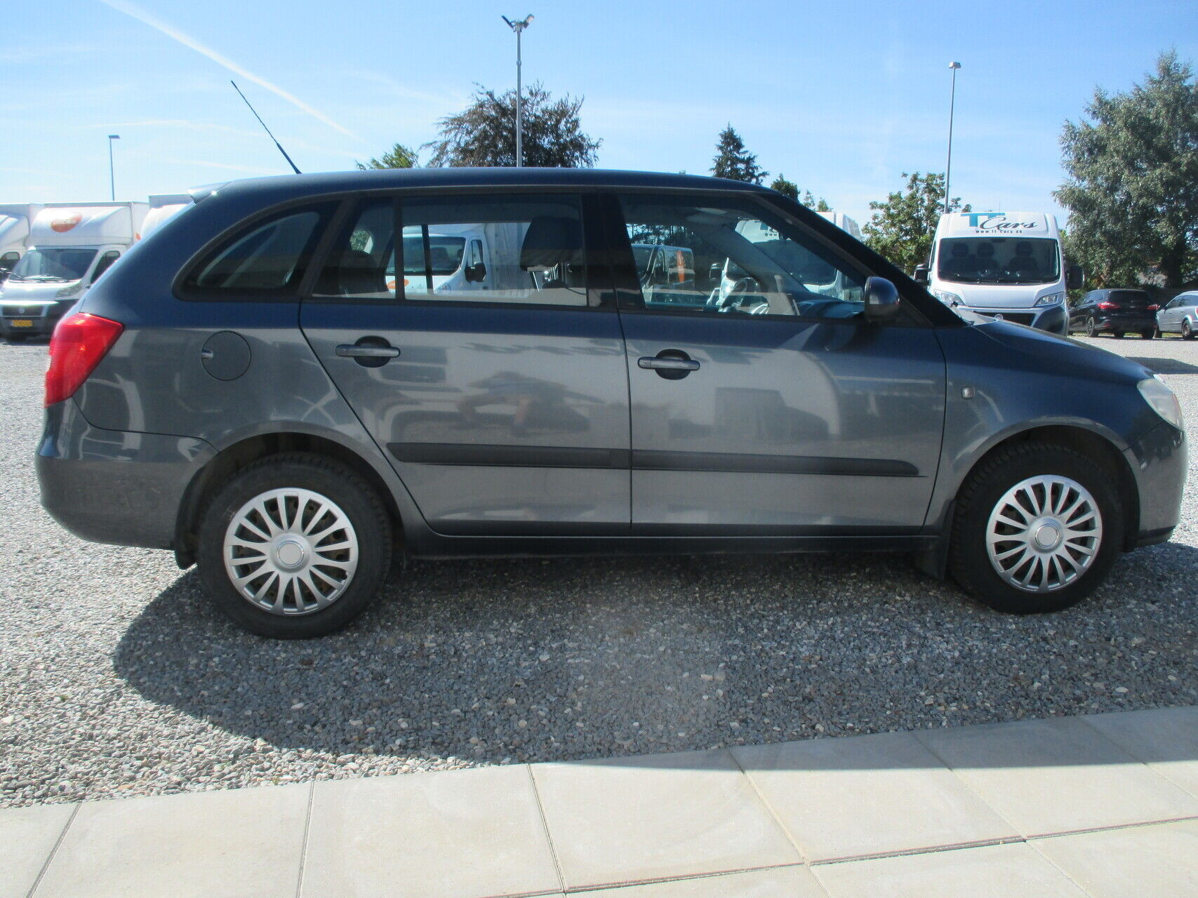 Grå Skoda Fabia fra 2010