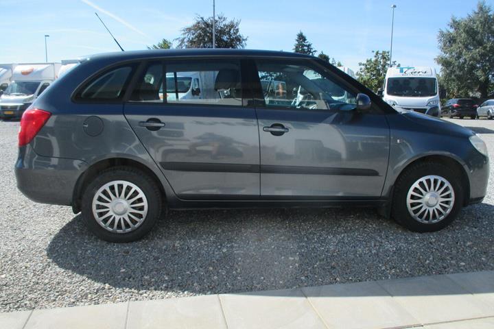 Grå Skoda Fabia fra 2010