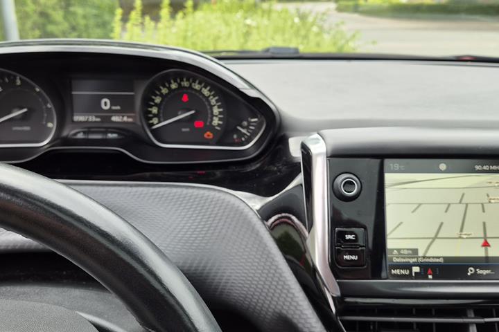 Rød Peugeot 208 fra 2020