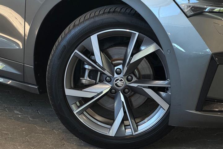 Grå Skoda Enyaq fra 2023