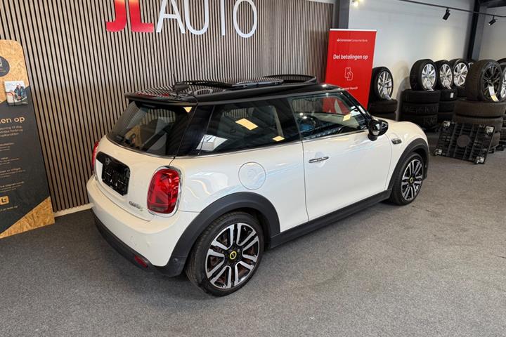 Hvid Mini Cooper SE fra 2023