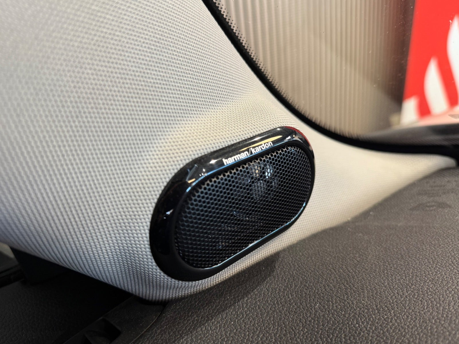 Hvid Mini Cooper SE fra 2023