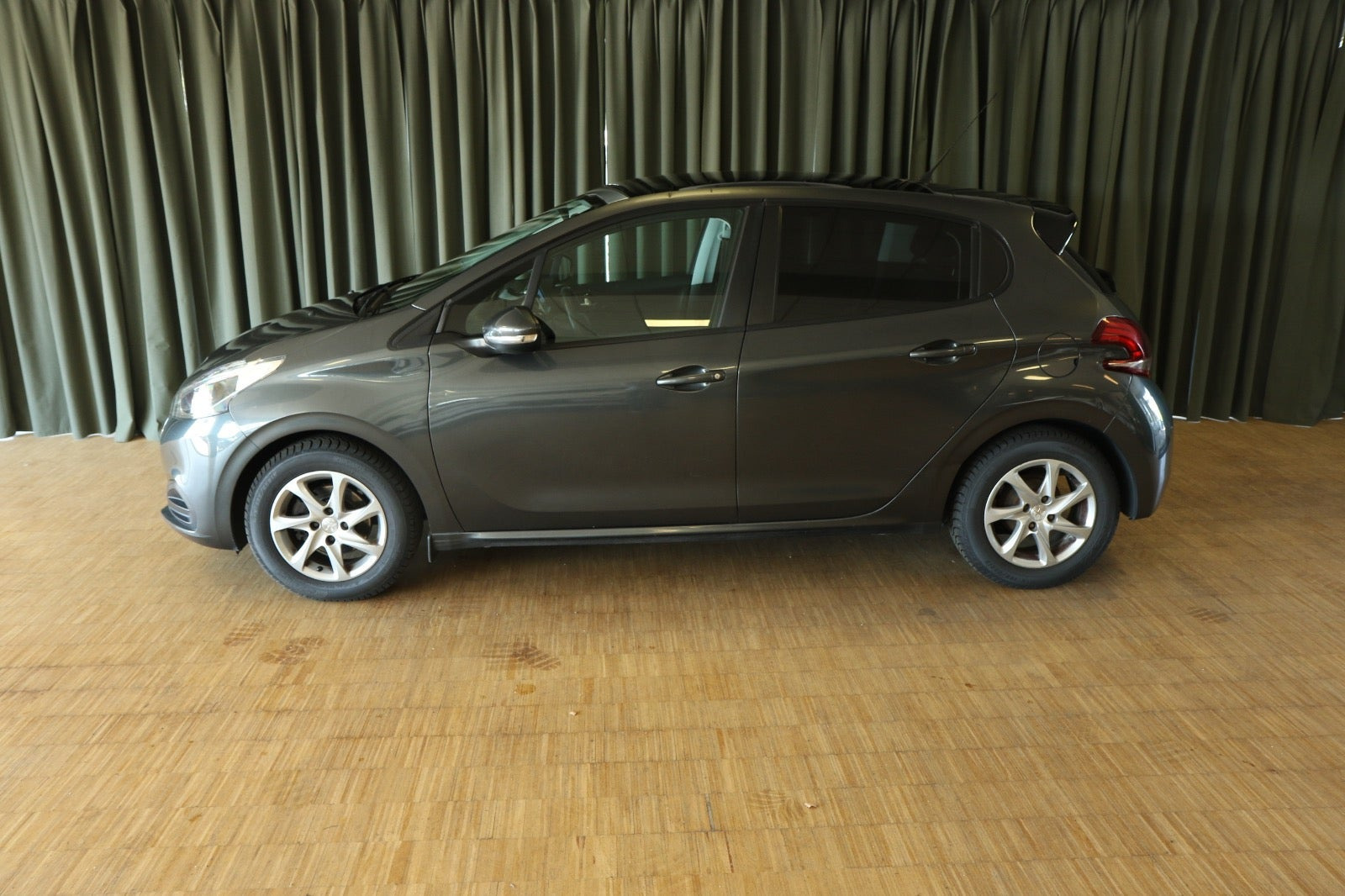 Grå Peugeot 208 fra 2016