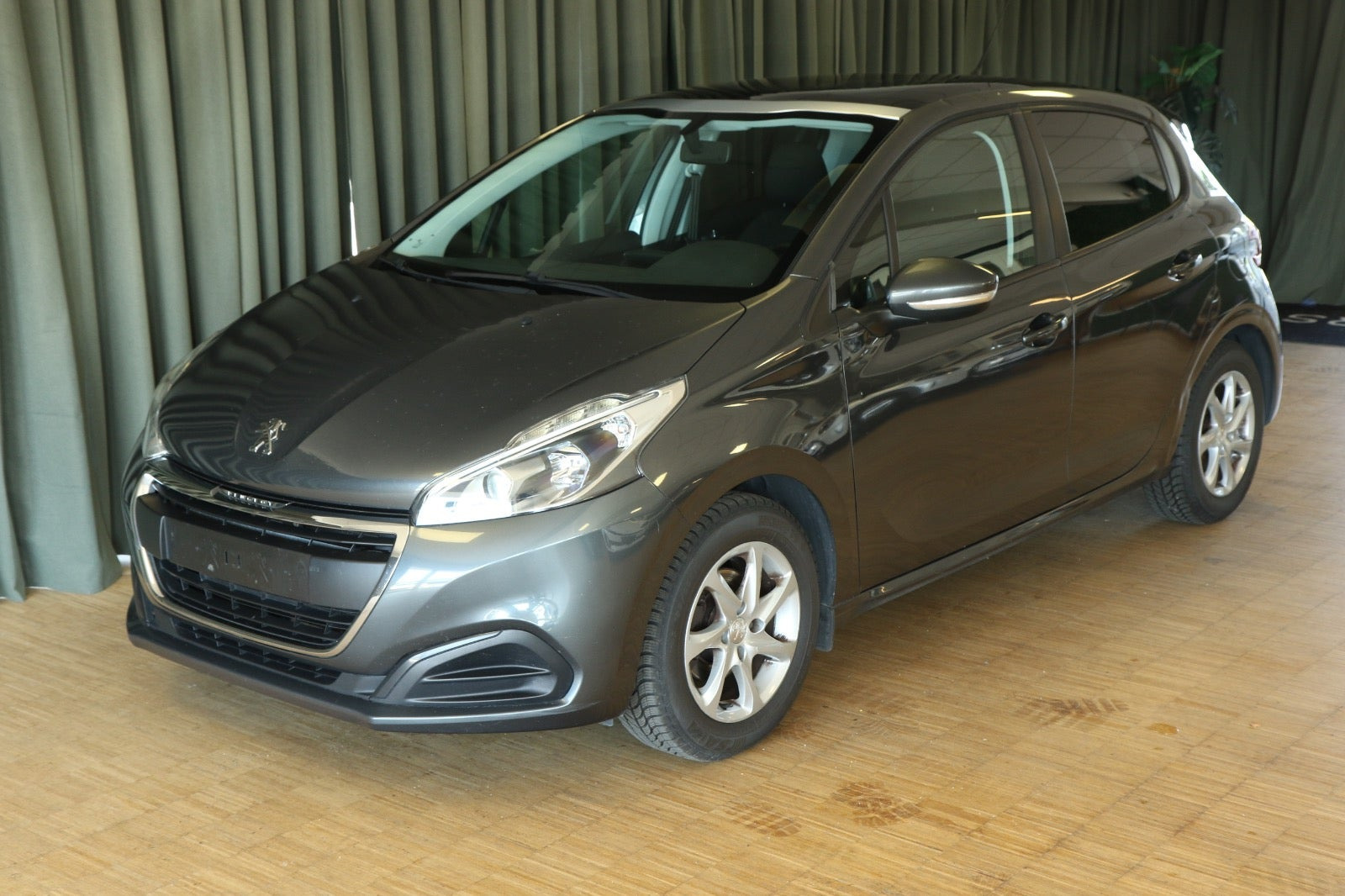 Grå Peugeot 208 fra 2016