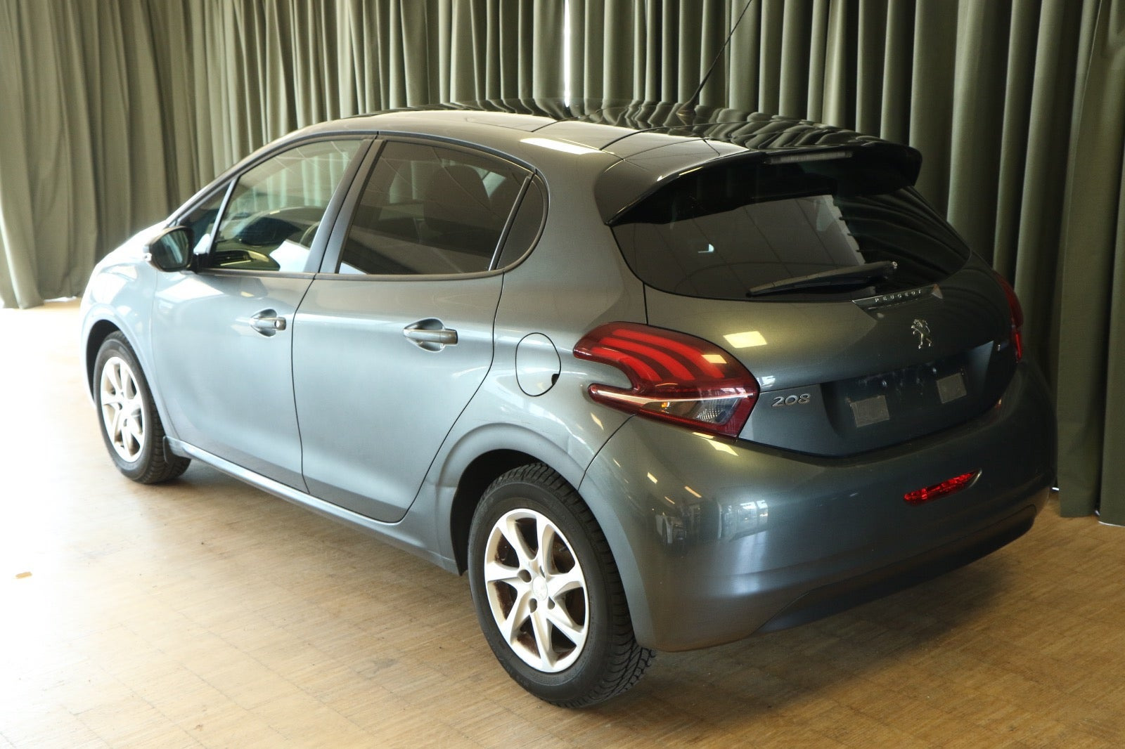 Grå Peugeot 208 fra 2016