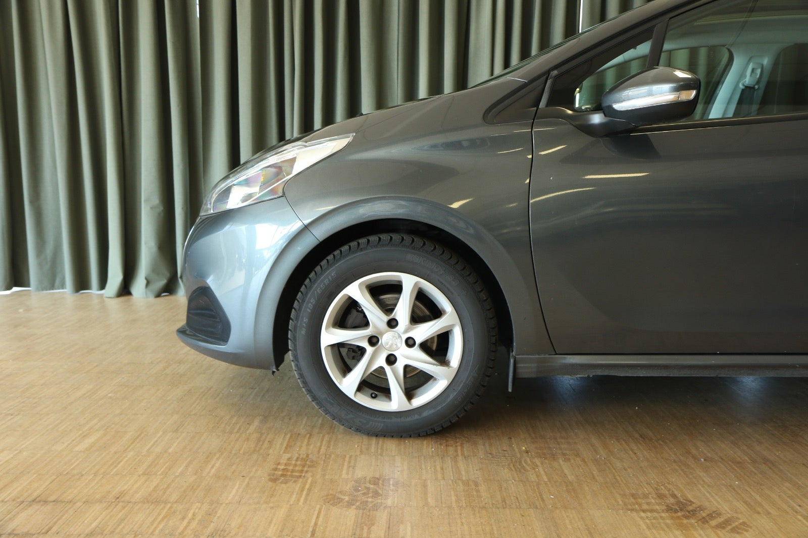 Grå Peugeot 208 fra 2016