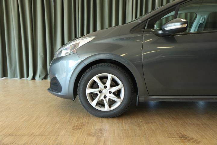 Grå Peugeot 208 fra 2016