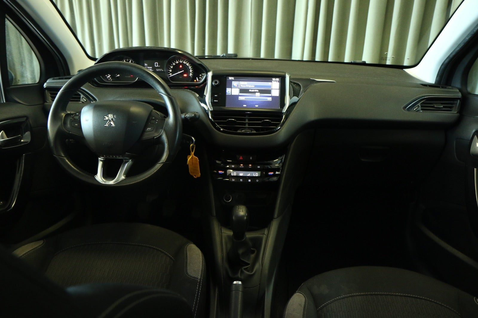 Grå Peugeot 208 fra 2016
