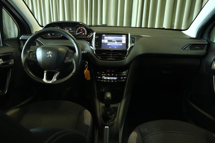 Grå Peugeot 208 fra 2016
