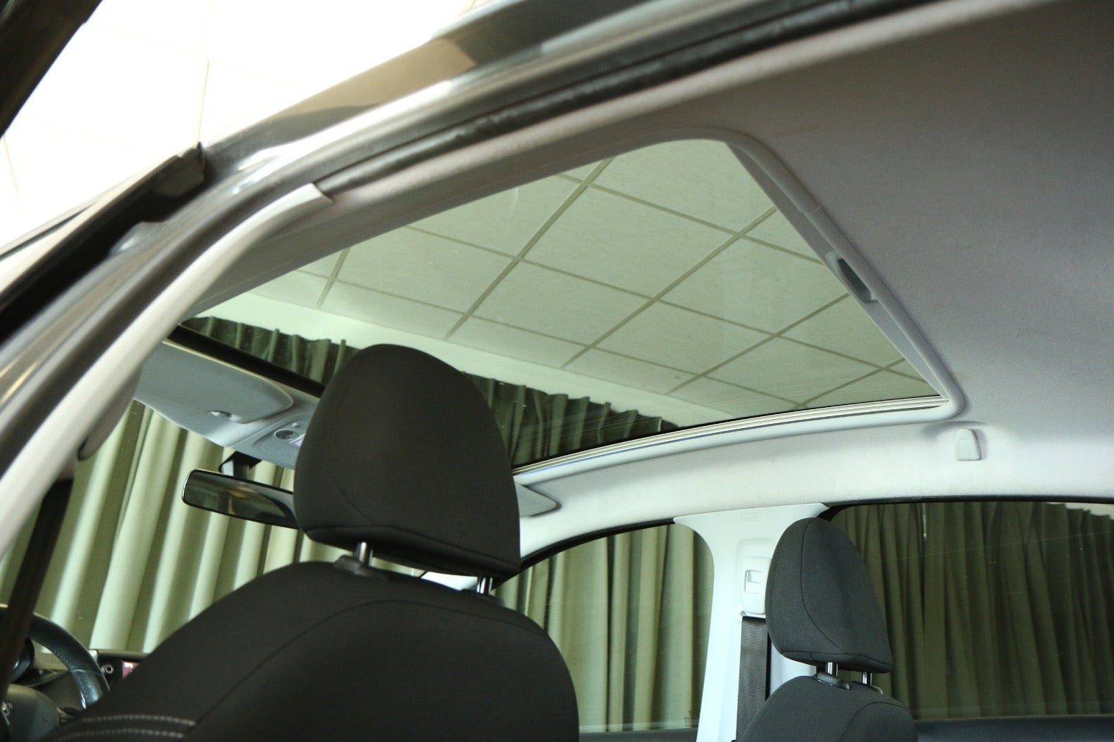 Grå Peugeot 208 fra 2016