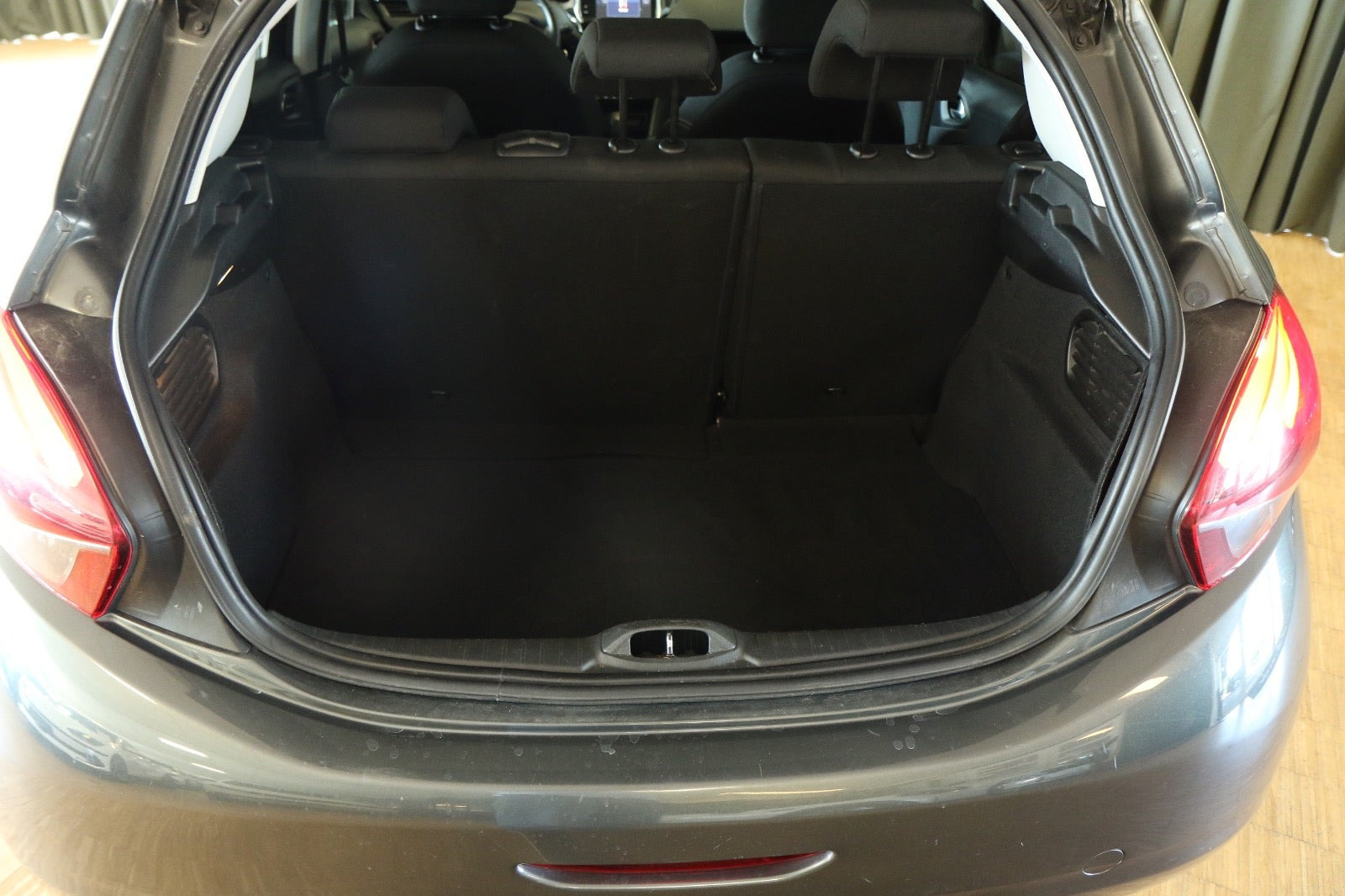 Grå Peugeot 208 fra 2016
