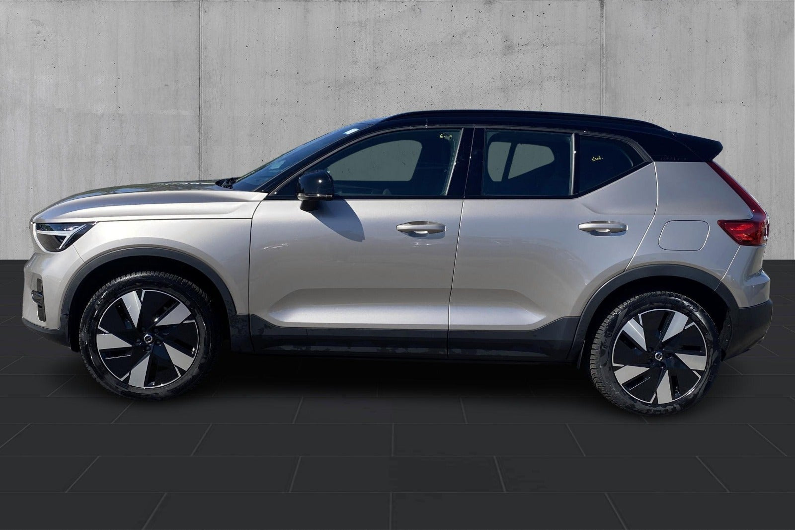 Orange Volvo XC40 fra 2024