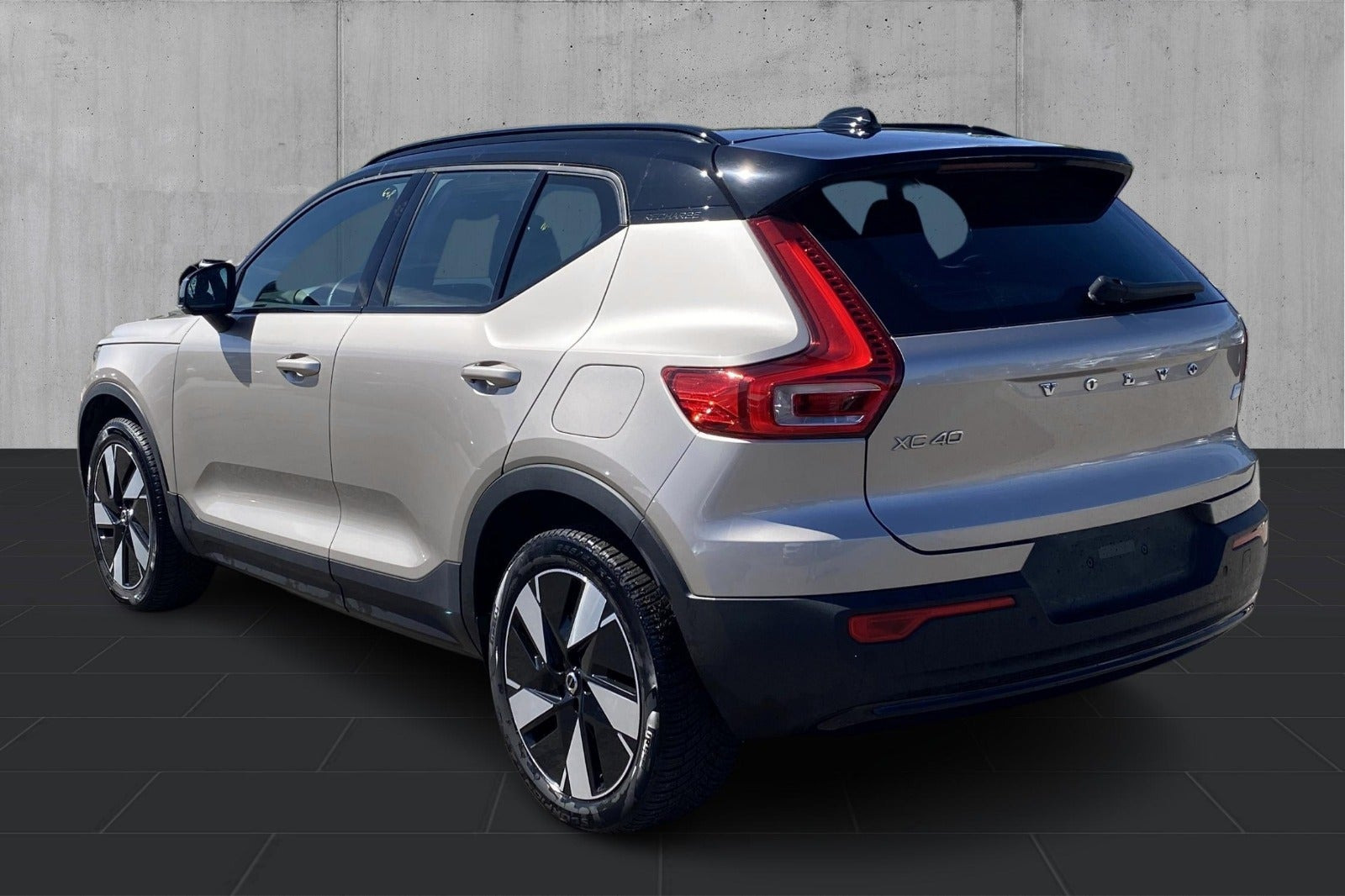 Orange Volvo XC40 fra 2024