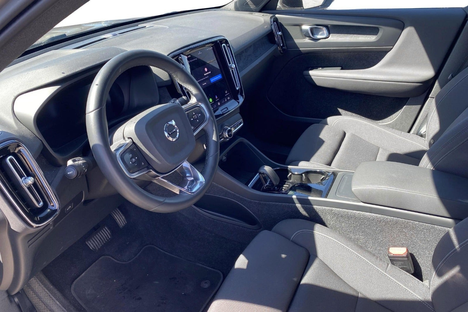 Orange Volvo XC40 fra 2024