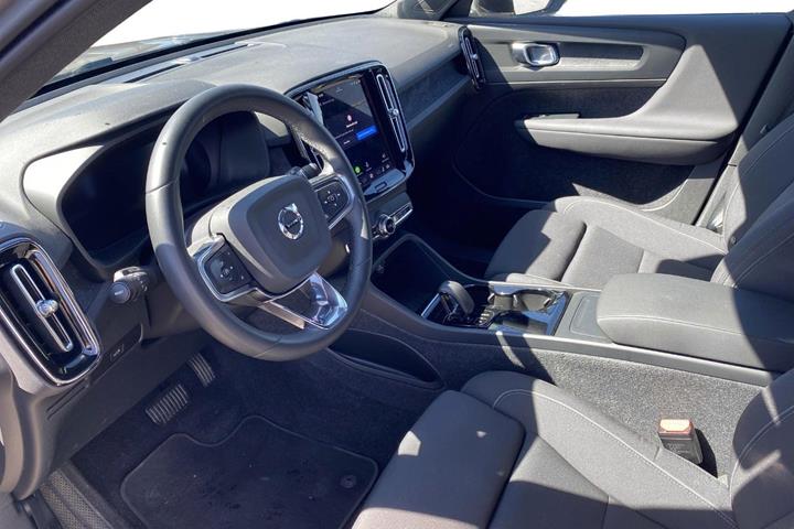 Orange Volvo XC40 fra 2024
