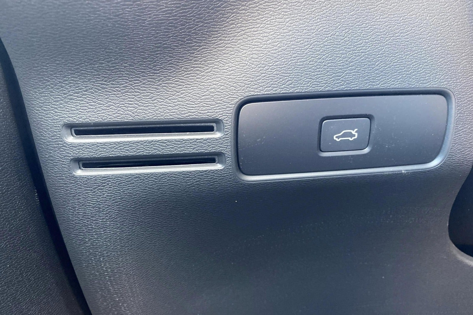 Orange Volvo XC40 fra 2024