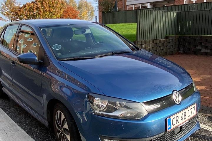 Blå VW Polo fra 2017
