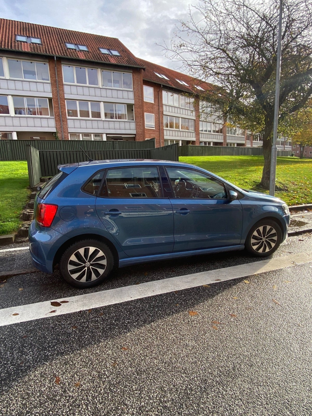 Blå VW Polo fra 2017