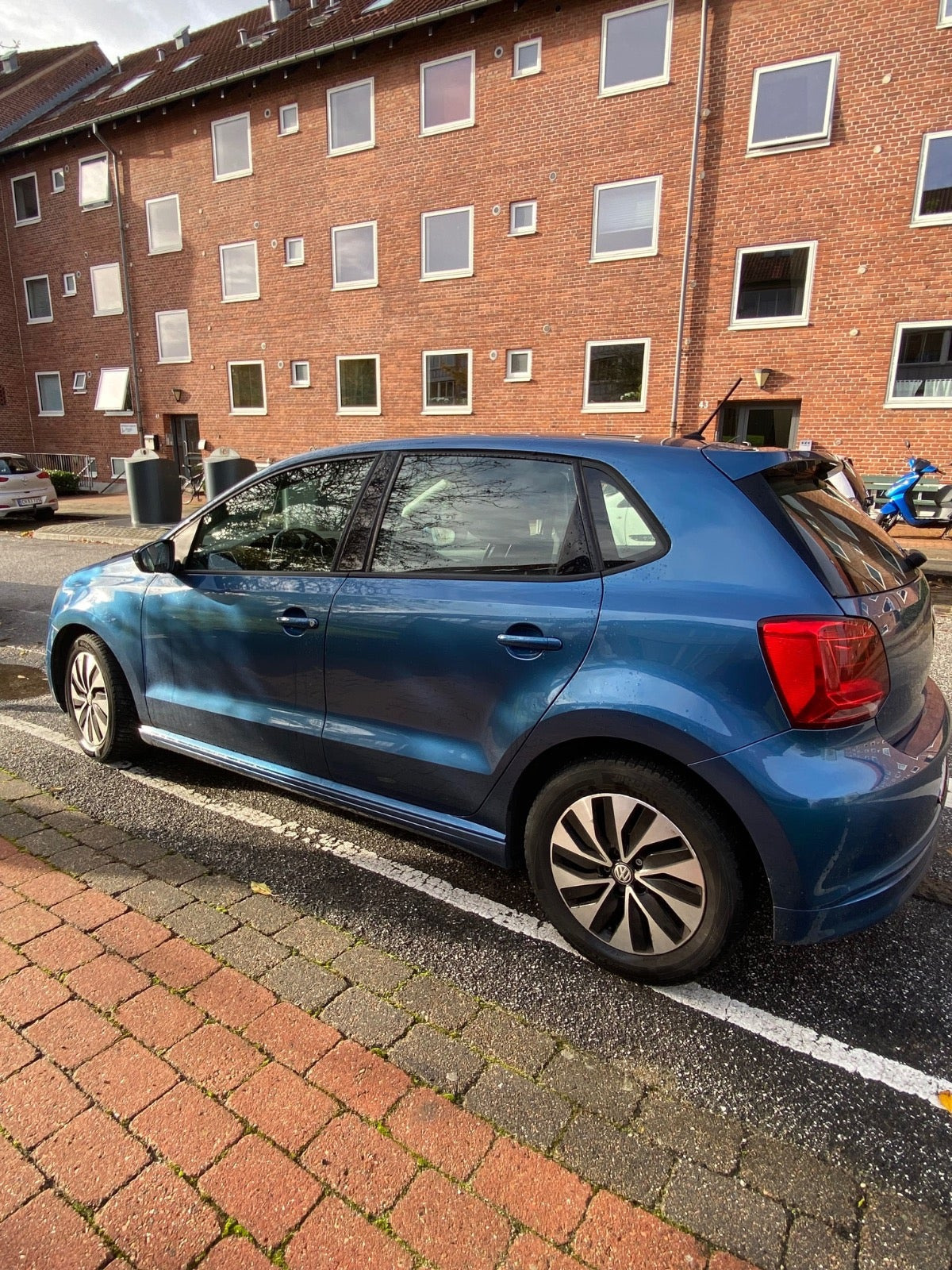 Blå VW Polo fra 2017