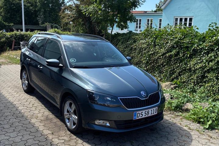 Grå Skoda Fabia fra 2016