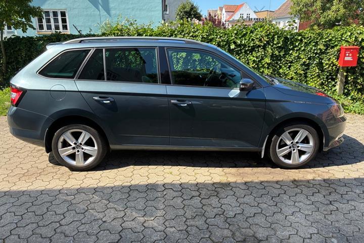 Grå Skoda Fabia fra 2016