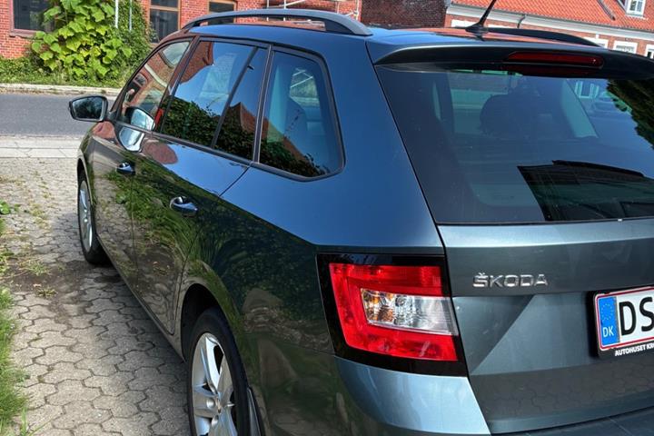 Grå Skoda Fabia fra 2016