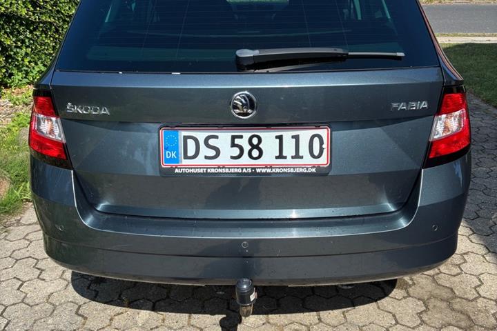 Grå Skoda Fabia fra 2016