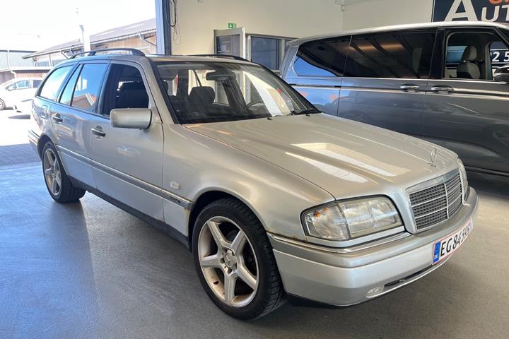 Sølv Mercedes C230 fra 1996