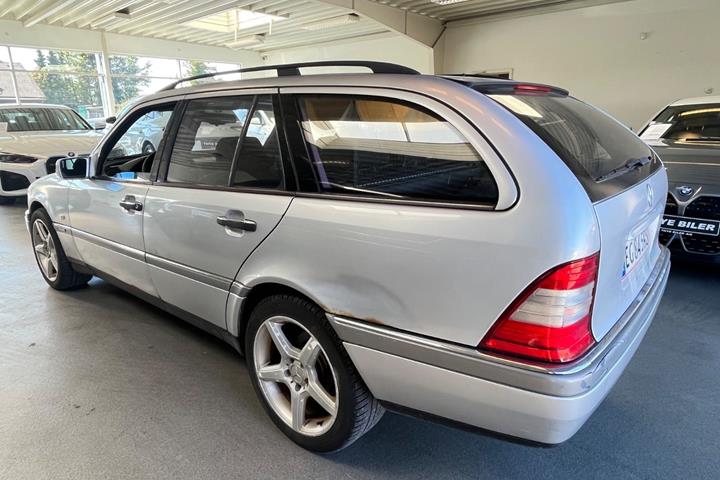 Sølv Mercedes C230 fra 1996
