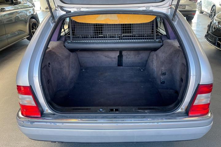 Sølv Mercedes C230 fra 1996