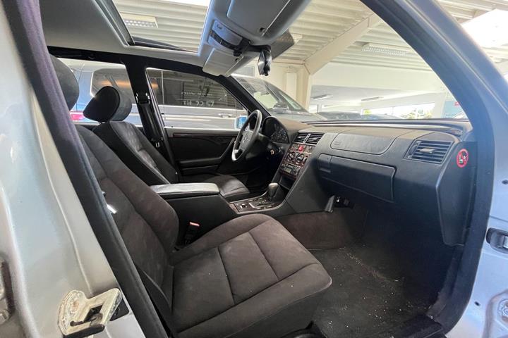Sølv Mercedes C230 fra 1996