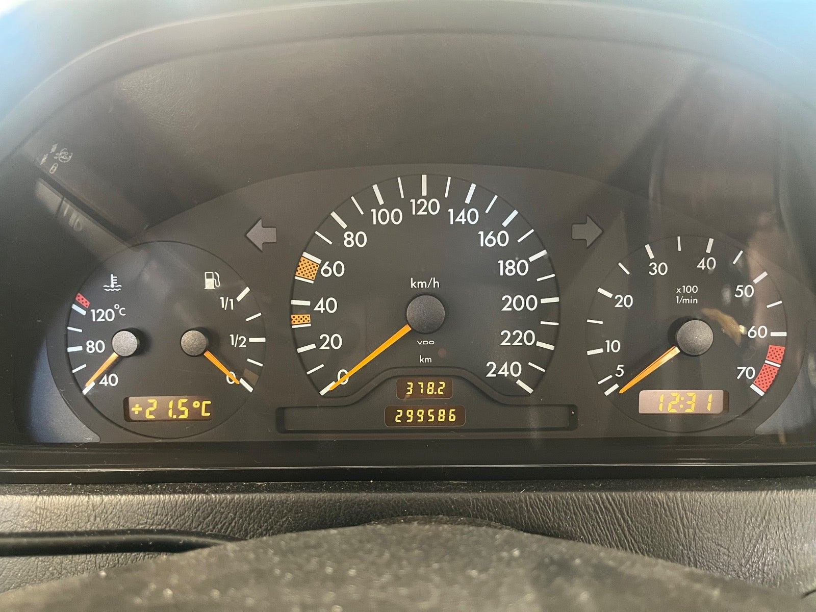 Sølv Mercedes C230 fra 1996