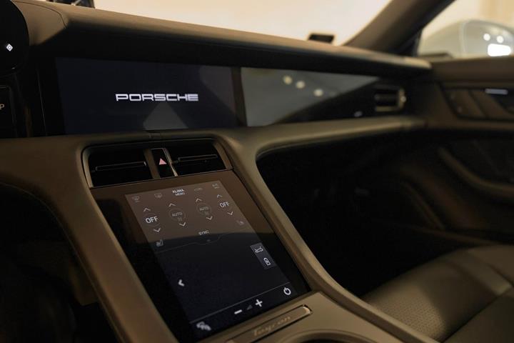 Hvid Porsche Taycan fra 2022