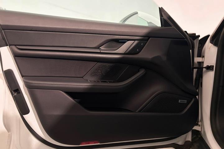 Hvid Porsche Taycan fra 2022