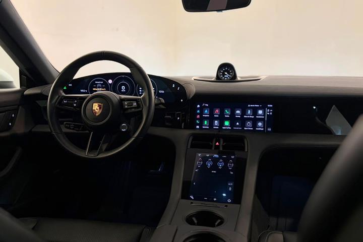 Hvid Porsche Taycan fra 2022